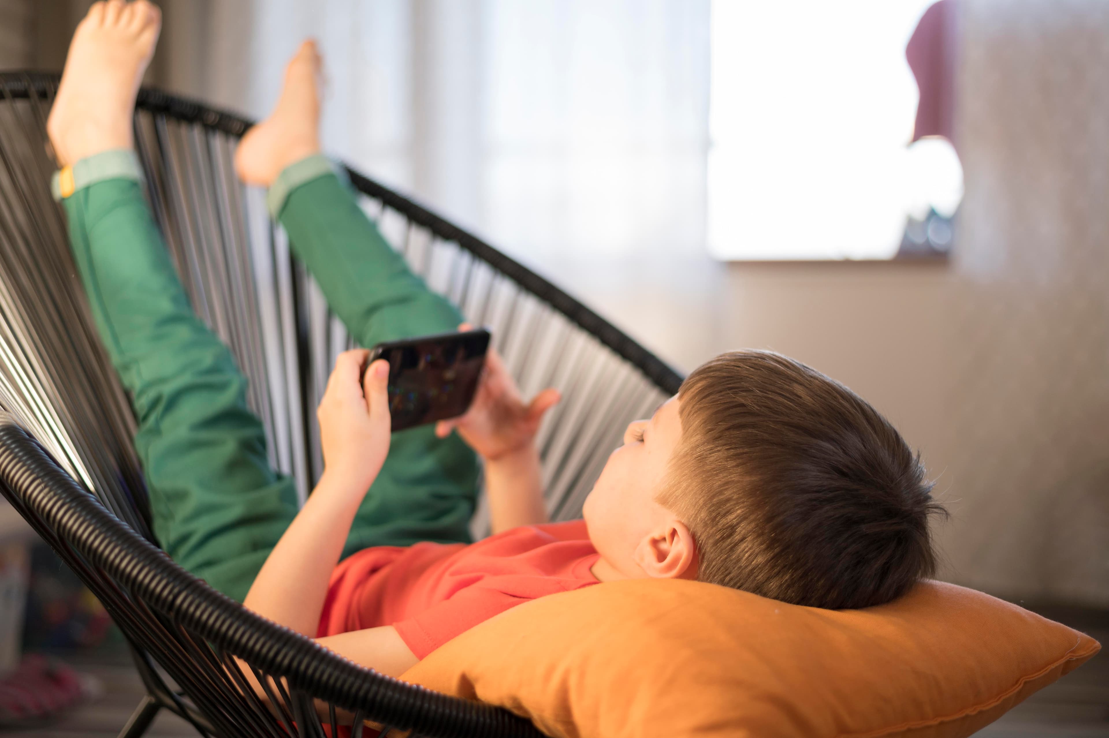 Familia practicando hábitos de ciberseguridad en casa