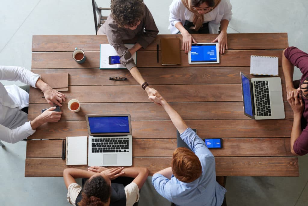 Equipo de Resistance trabajando en metodología de ciberseguridad